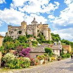 Avec ses deux châteaux perchés, ce village médiéval d'Occitanie semble tout droit sorti d'un conte de fées : Bruniquel
