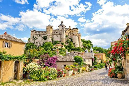 Avec ses deux châteaux perchés, ce village médiéval d'Occitanie semble tout droit sorti d'un conte de fées : Bruniquel