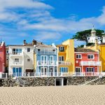 Avec ses villas colorées, cette station balnéaire située près de Bordeaux promet des vacances inoubliables : Soulac-sur-Mer