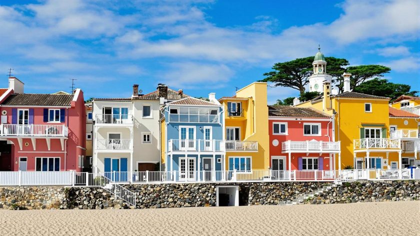 Avec ses villas colorées, cette station balnéaire située près de Bordeaux promet des vacances inoubliables : Soulac-sur-Mer