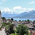 Bordé par les eaux cristallines du Léman, ce village de Haute-Savoie, discret mais enchanteur, est une pépite au pied des Alpes : Yvoire
