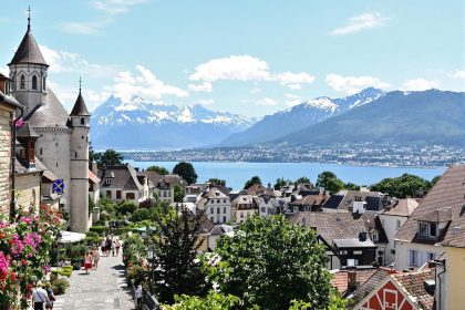 Bordé par les eaux cristallines du Léman, ce village de Haute-Savoie, discret mais enchanteur, est une pépite au pied des Alpes : Yvoire