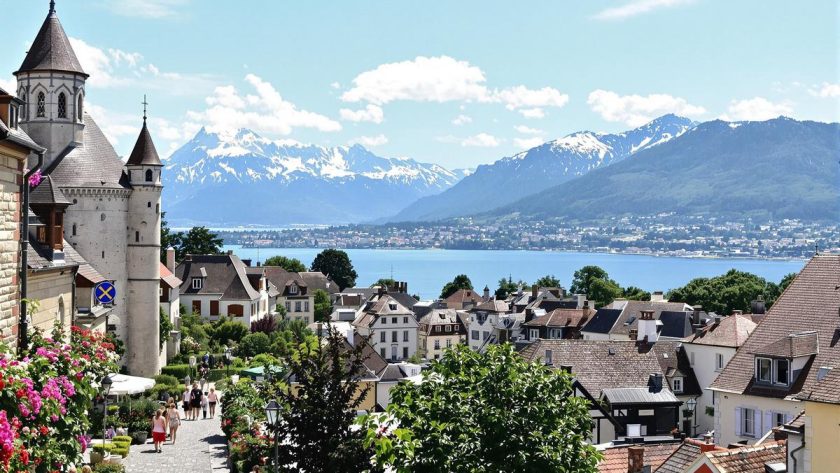 Bordé par les eaux cristallines du Léman, ce village de Haute-Savoie, discret mais enchanteur, est une pépite au pied des Alpes : Yvoire
