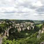 Ce canyon naturel de 300 mètres de profondeur cache un village médiéval en son cœur : Le Cirque de Navacelles