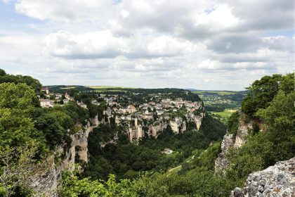 Ce canyon naturel de 300 mètres de profondeur cache un village médiéval en son cœur : Le Cirque de Navacelles
