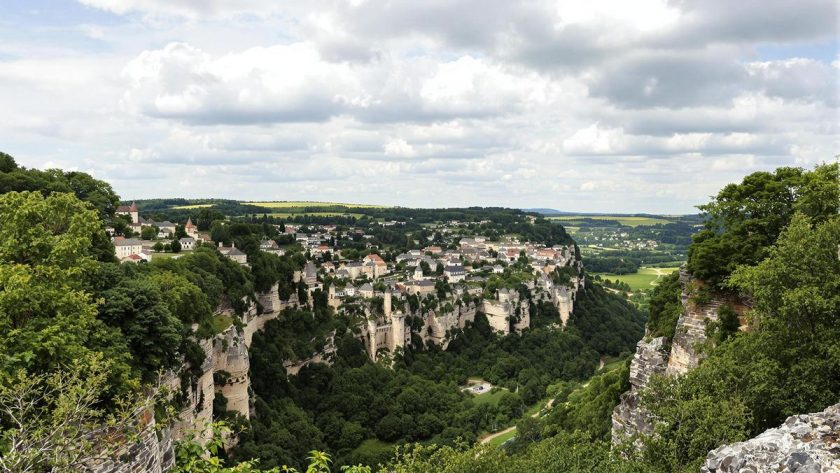 Ce canyon naturel de 300 mètres de profondeur cache un village médiéval en son cœur : Le Cirque de Navacelles