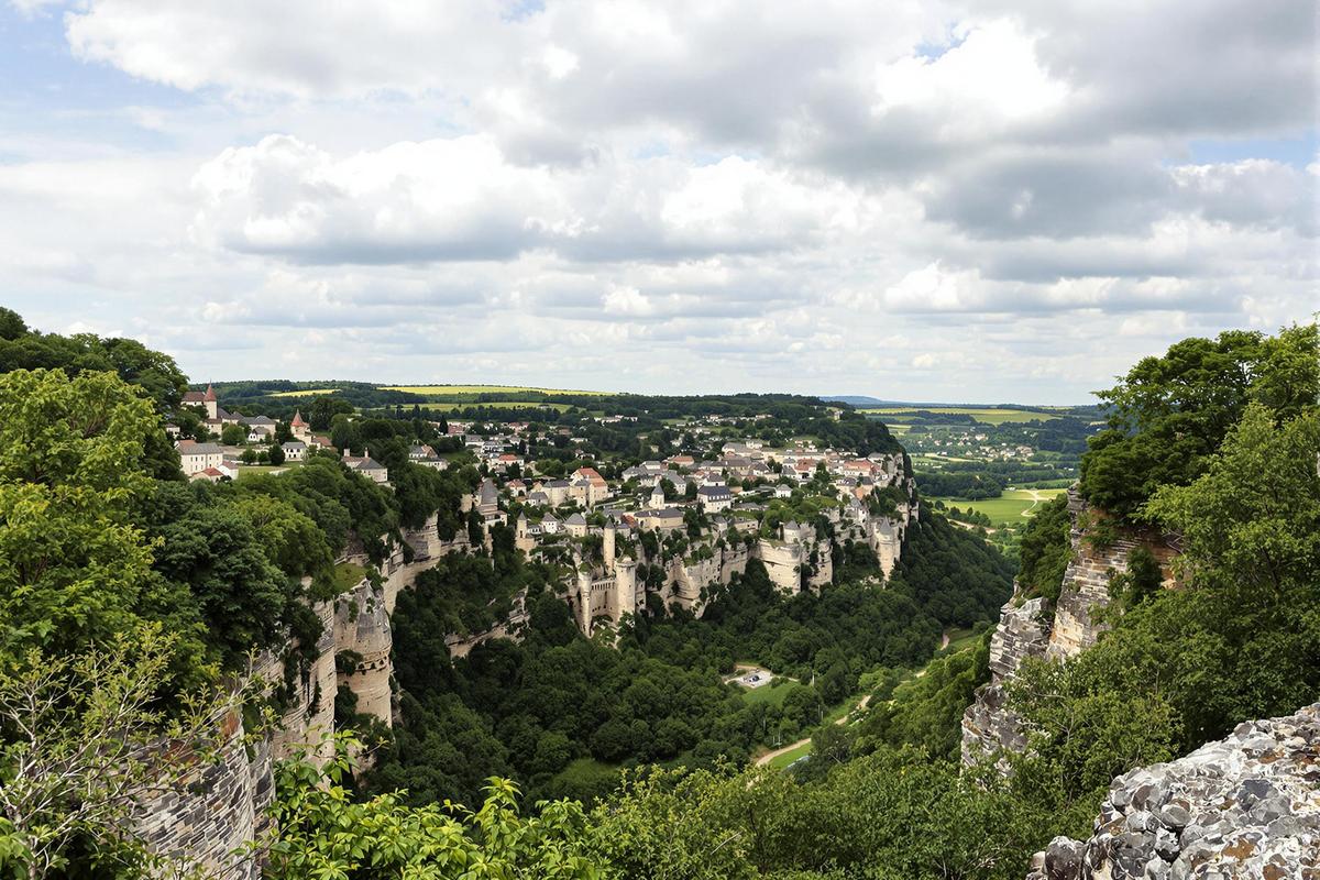 Au fond d&rsquo;un canyon grandiose, découvrez tous les secrets de ce village médiéval atypique