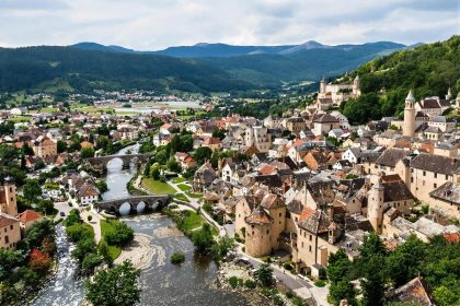 Cette cité construite il y a 1 000 ans, trésor du Béarn, offre une vue imprenable sur les Pyrénées : Sauveterre-de-Béarn