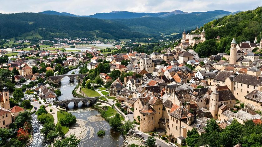 Cette cité construite il y a 1 000 ans, trésor du Béarn, offre une vue imprenable sur les Pyrénées : Sauveterre-de-Béarn