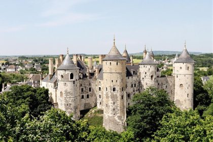 Château médiéval : cette forteresse monumentale cachée en Bretagne intrigue encore les visiteurs : Château de Fougères