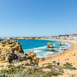 Face à la baisse des pensions, de nombreux seniors s’installent dans cette région ensoleillée et accessible : Portugal