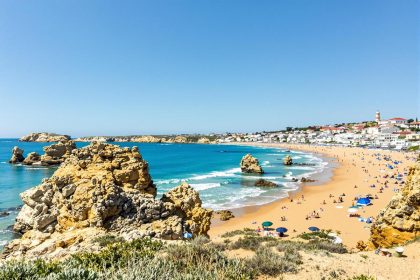 Face à la baisse des pensions, de nombreux seniors s’installent dans cette région ensoleillée et accessible : Portugal