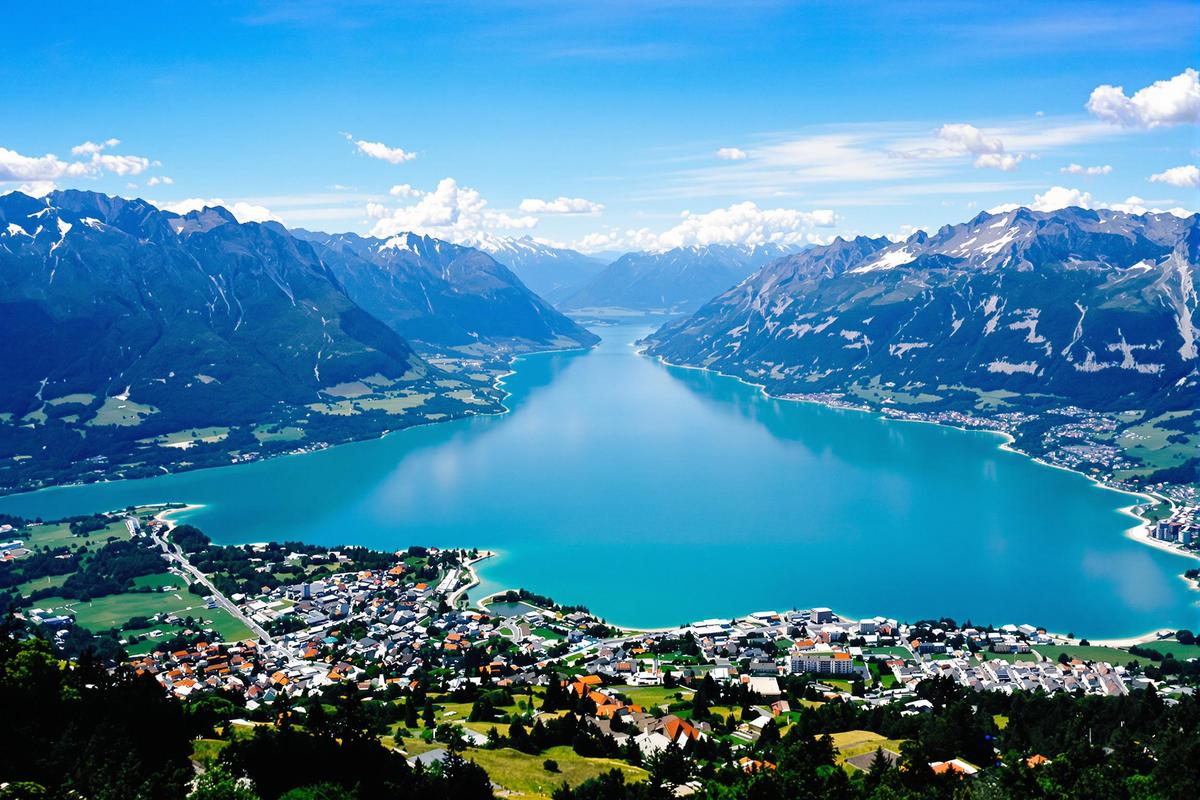 Découvrez le charme enchanteur de ce lac : une véritable merveille des Alpes françaises