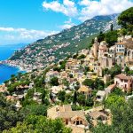 Perché sur sa falaise, ce plus beau village de France offre une vue spectaculaire sur la Côte d'Azur : Gourdon