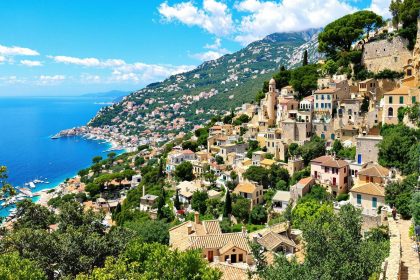 Perché sur sa falaise, ce plus beau village de France offre une vue spectaculaire sur la Côte d'Azur : Gourdon