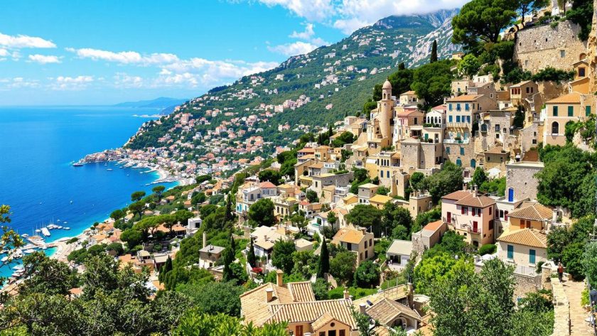 Perché sur sa falaise, ce plus beau village de France offre une vue spectaculaire sur la Côte d'Azur : Gourdon