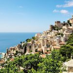 Situé près de Grasse, ce village médiéval offre une vue fabuleuse sur la Méditerranée : Cabris