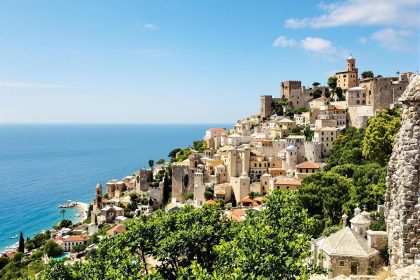 Situé près de Grasse, ce village médiéval offre une vue fabuleuse sur la Méditerranée : Cabris