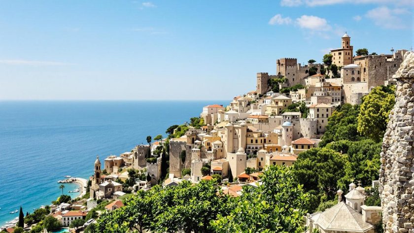 Situé près de Grasse, ce village médiéval offre une vue fabuleuse sur la Méditerranée : Cabris