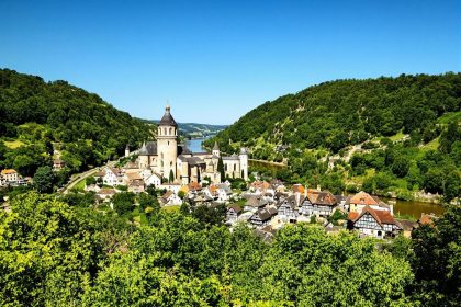 Surnommé “Riviera limousine”, ce joyau médiéval est l’un des Plus Beaux Villages de France : Beaulieu-sur-Dordogne