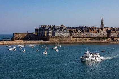 explorez-cette-cite-corsaire-incontournable-de-france-et-plongez-dans-sa-riche-histoire