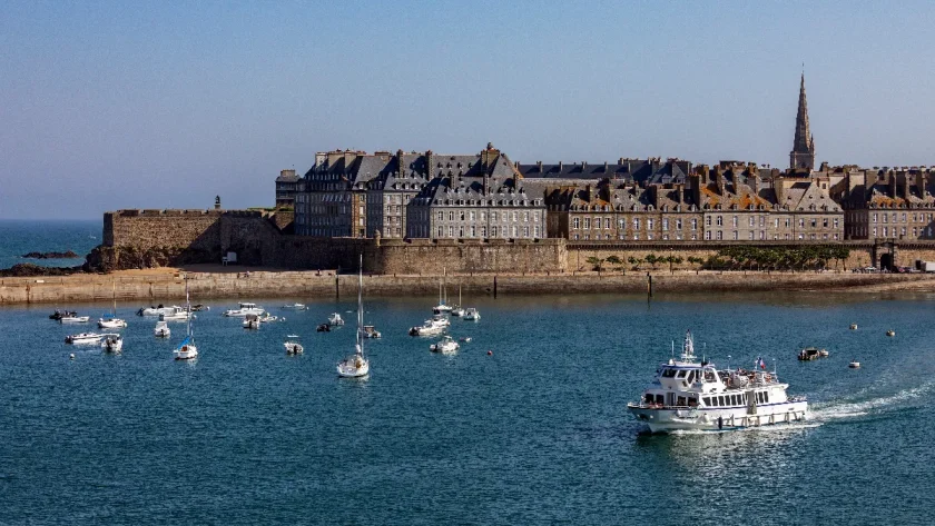 explorez-cette-cite-corsaire-incontournable-de-france-et-plongez-dans-sa-riche-histoire