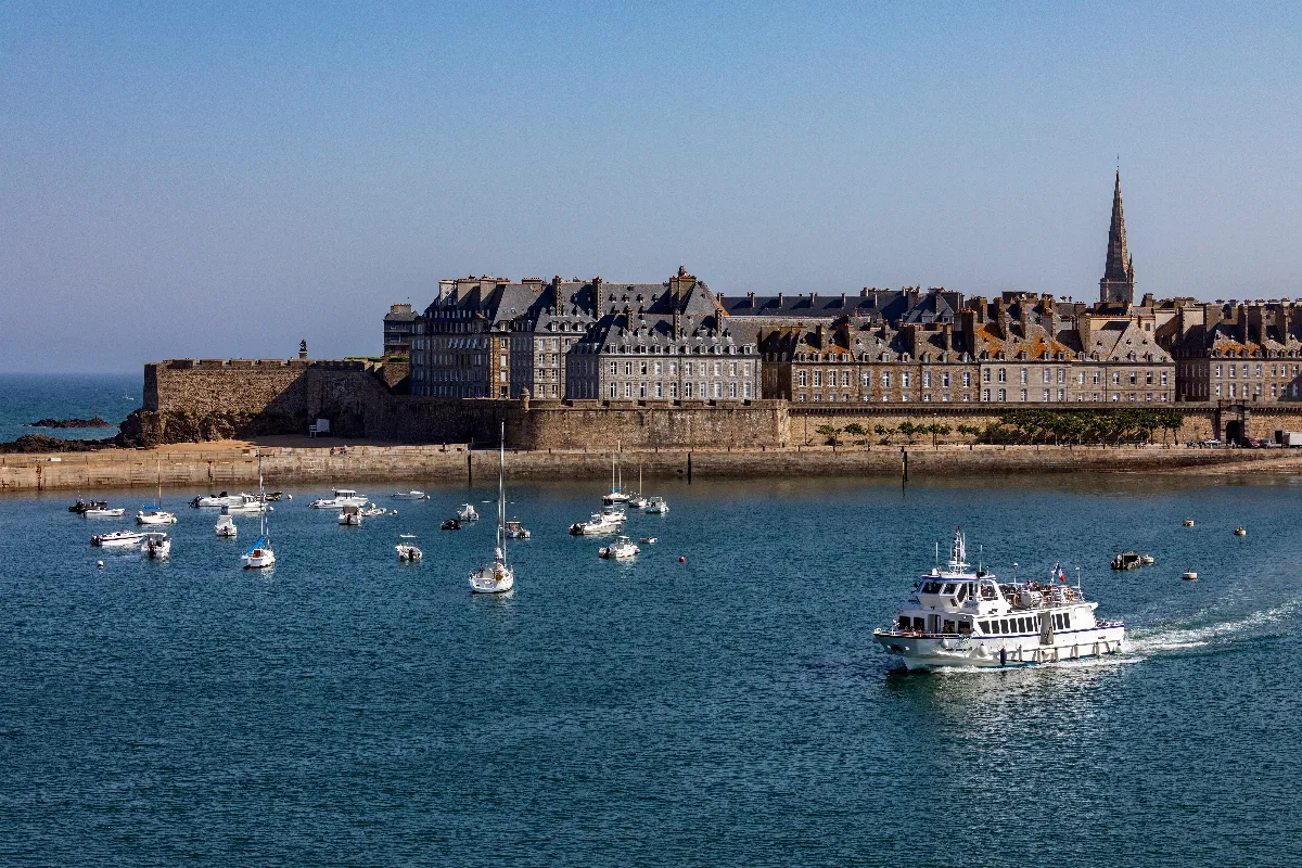 Explorez cette cité corsaire incontournable de France et plongez dans sa riche histoire